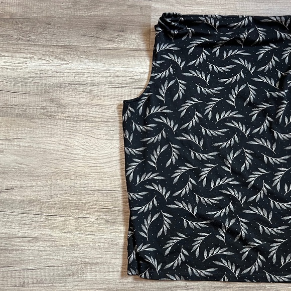 BANANA REPUBLIC Women's Sleeveless Top (Size L) - Picture 3 of 10